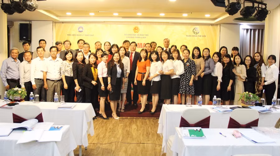 Các cán bộ quản lý cơ sở giáo dục phổ thông cốt cán chụp ảnh lưu niệm với ban tổ chức