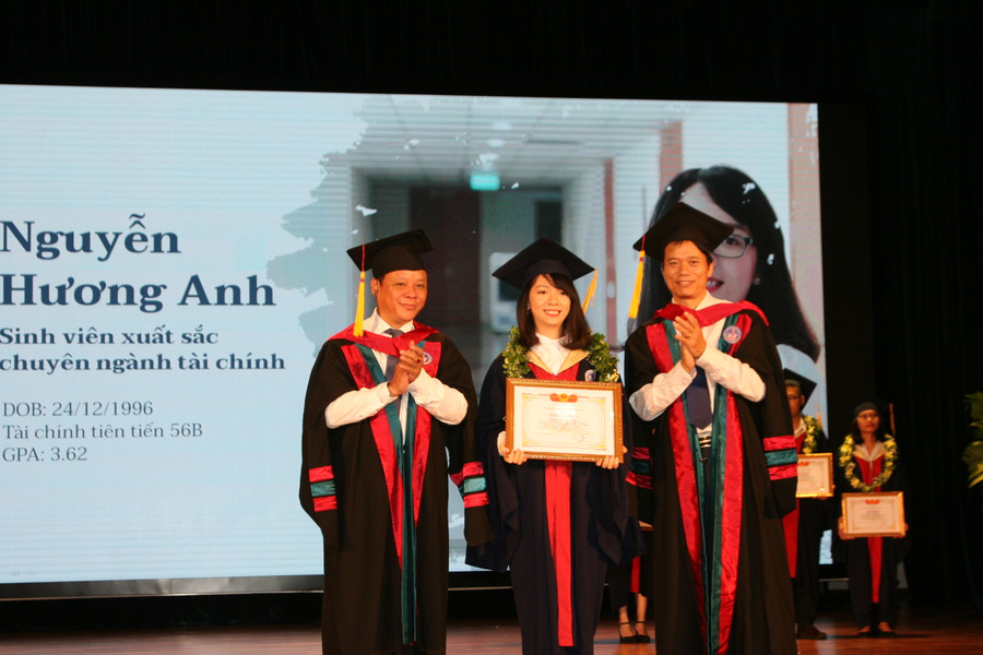 PGS.TS Nguyễn Thanh Hà - Chủ tịch Hội đồng Trường (bìa trái) và PGS.TS Phạm Hồng Chương - Hiệu phó (bìa phải) trao giấy khen cho SV tốt nghiệp loại xuất sắc