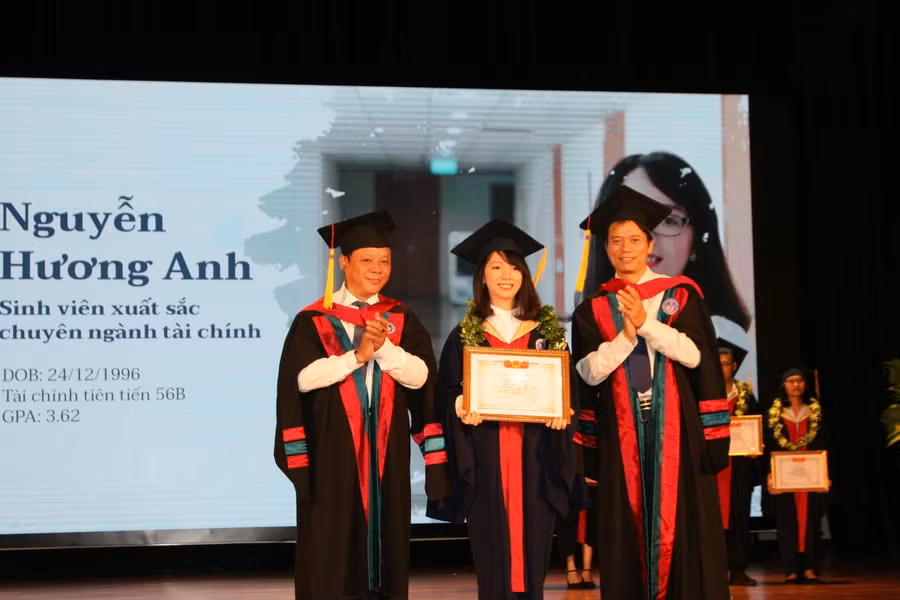 PGS.TS Nguyễn Thanh Hà - Chủ tịch Hội đồng Trường (bìa trái) và PGS.TS Phạm Hồng Chương - Hiệu phó (bìa phải) trao giấy khen cho SV tốt nghiệp loại xuất sắc