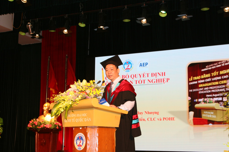 PGS. TS Bùi Huy Nhượng - Giám đốc Trung tâm đào tạo Tiên tiến, Chất lượng cao và POHE công bố quyết định công nhận tốt nghiệp