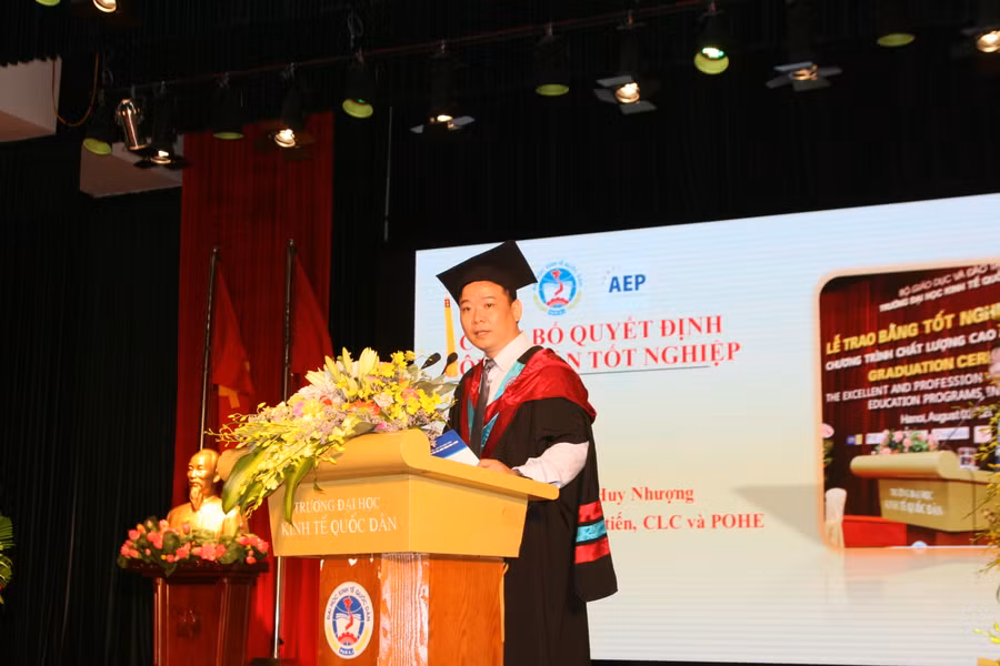 PGS. TS Bùi Huy Nhượng - Giám đốc Trung tâm đào tạo Tiên tiến, Chất lượng cao và POHE công bố quyết định công nhận tốt nghiệp