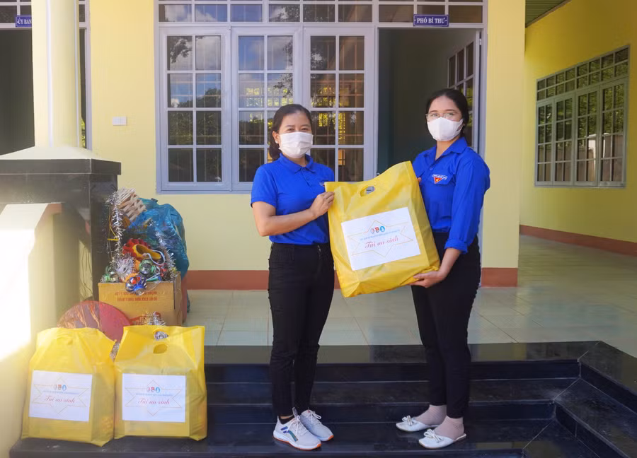 Trường Cao đẳng Cộng đồng Kon Tum hỗ trợ túi an sinh cho sinh viên khó khăn.