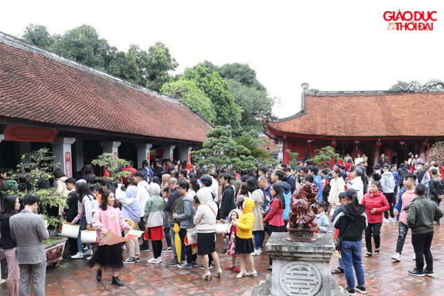 Dòng người xếp hàng vào xin chữ đầu năm lớn, nhưng không có sự chen lấn. Dòng người xếp hàng vào xin chữ đầu năm lớn, nhưng không có sự chen lấn.