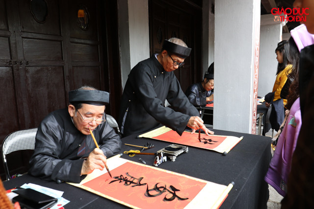 Việc xin chữ lấy may là việc không thể thiếu khi đến Văn Miếu. Mỗi chữ đều thể hiện mong muốn của người xin chữ. Việc xin chữ lấy may là việc không thể thiếu khi đến Văn Miếu. Mỗi chữ đều thể hiện mong muốn của người xin chữ.