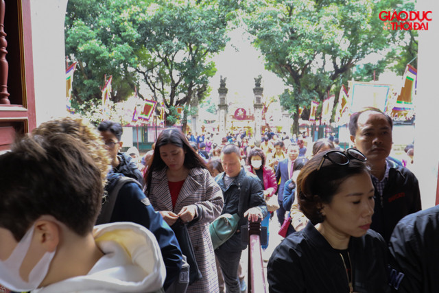 Đầu xuân đến Văn Miếu dâng hương, xin chữ cầu may đã là nét văn hóa đặc biệt có ý nghĩa, thể hiện lòng hiếu học của người Việt Nam. Đầu xuân đến Văn Miếu dâng hương, xin chữ cầu may đã là nét văn hóa đặc biệt có ý nghĩa, thể hiện lòng hiếu học của người Việt Nam.