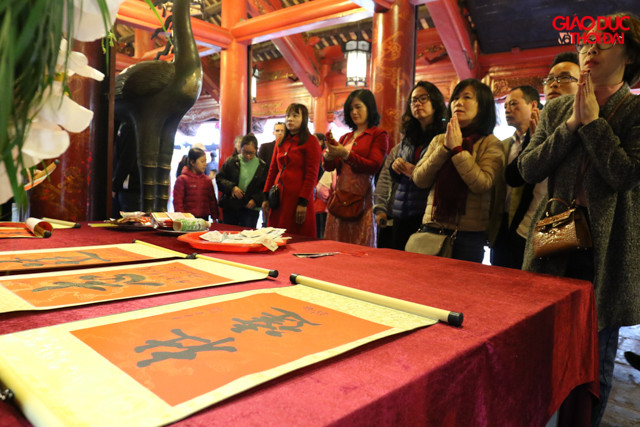 Tục xin chữ đầu năm để cả năm đón tài lộc, may mắn vào nhà. Tục xin chữ đầu năm để cả năm đón tài lộc, may mắn vào nhà.