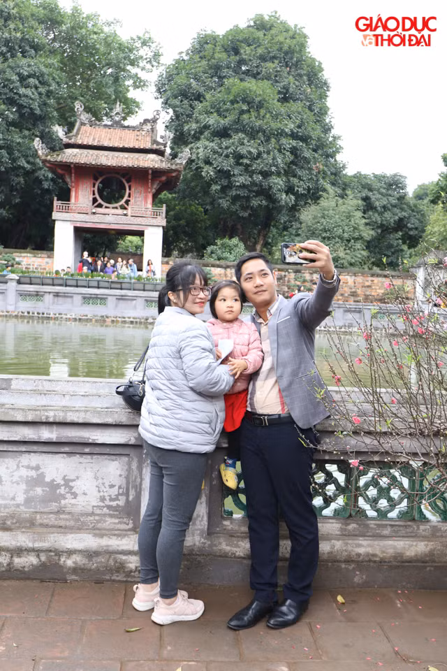 Nhiều gia đình đã tranh thủ chụp những tấm hình để lưu lại thời khắc du xuân.