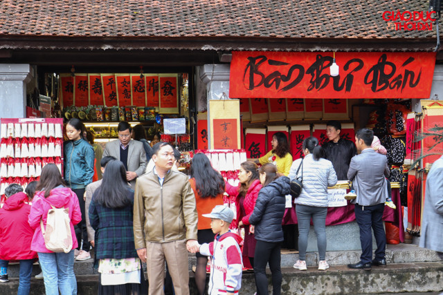 Những gian hàng đồ lưu niệm bên trong Văn Miếu- Quốc Tử Giám cũng nhộn nhịp trong ngày đầu năm mới. Những gian hàng đồ lưu niệm bên trong Văn Miếu- Quốc Tử Giám cũng nhộn nhịp trong ngày đầu năm mới.