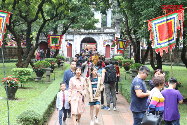 Tranh thủ lúc trời không mưa, nhiều gia đình đã đến để cầu chúc một năm mới cho gia đình bình an. Tranh thủ lúc trời không mưa, nhiều gia đình đã đến để cầu chúc một năm mới cho gia đình bình an.