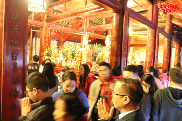 Phía bên trong nhiều người vào thắp hương cầu chúc sự bình an. Phía bên trong nhiều người vào thắp hương cầu chúc sự bình an.