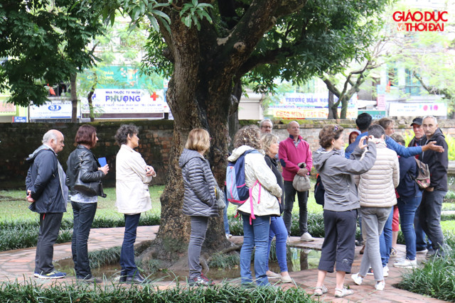 Những khách du lịch trong ngày đầu năm mới sẽ thấy một không khí rất Hà Nội. Những khách du lịch trong ngày đầu năm mới sẽ thấy một không khí rất Hà Nội.