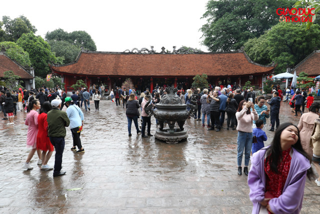 Trong buổi sáng mồng 1 xuân Canh Tý, mặc dù thời tiết mưa lạnh nhưng lượng người về Văn Miếu- Quốc Tử Giám vẫn rất đông. Trong buổi sáng mồng 1 xuân Canh Tý, mặc dù thời tiết mưa lạnh nhưng lượng người về Văn Miếu- Quốc Tử Giám vẫn rất đông.