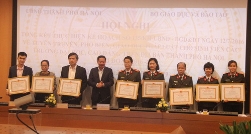 Phó Chủ tịch UBND TP Hà Nội Lê Hồng Sơn trao Bằng khen cho các tập thể và cá nhân, trong đó có ông Bùi Văn Linh (thứ 3 từ phải qua trái)