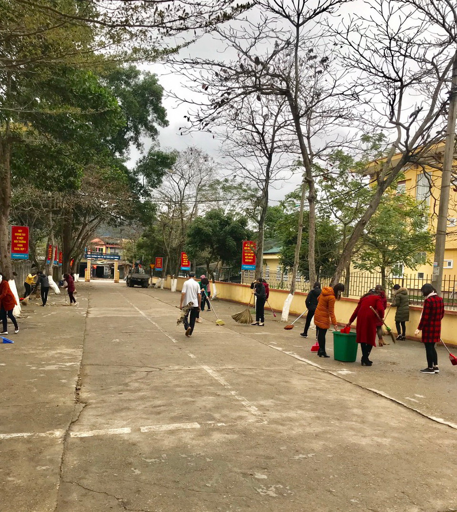 Thầy cô giáo dọn vệ sinh