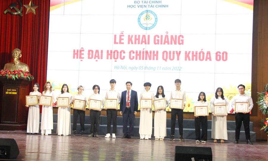 TS Nguyễn Đào Tùng – Chủ tịch Hội đồng trường trao giấy khen cho tân sinh có chứng chỉ tiếng Anh quốc tế IELTS từ 7.5 trở lên). TS Nguyễn Đào Tùng – Chủ tịch Hội đồng trường trao giấy khen cho tân sinh có chứng chỉ tiếng Anh quốc tế IELTS từ 7.5 trở lên).
