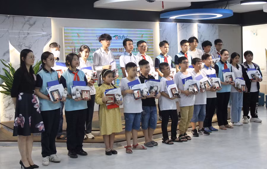 Ban tổ chức trao Huy chương Đồng cho các thí sinh.