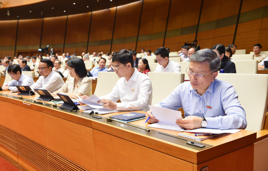 Các đại biểu Quốc hội tham dự phiên làm việc. Các đại biểu Quốc hội tham dự phiên làm việc.