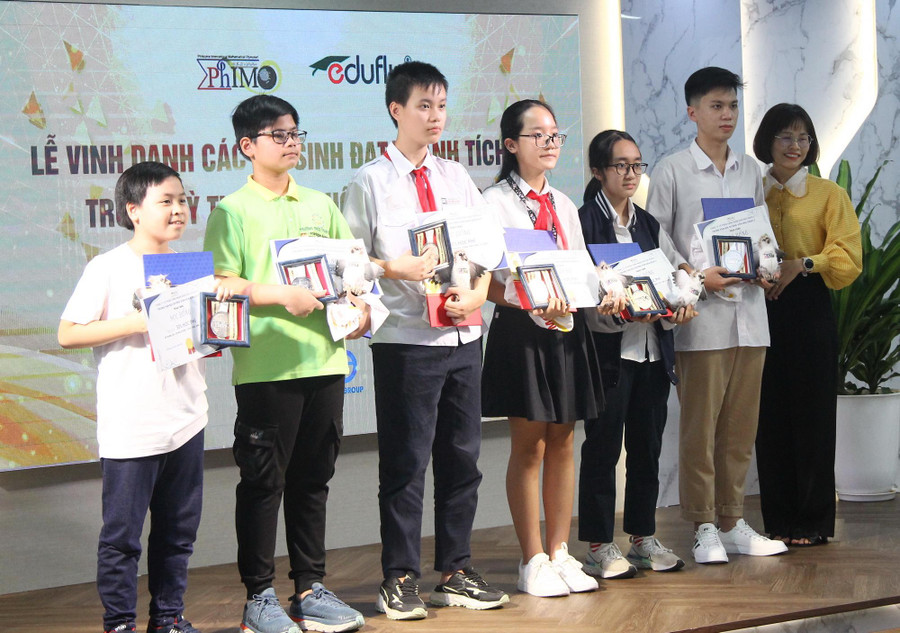 Những gương mặt đoạt Huy chương Bạc tại Kỳ thi. Những gương mặt đoạt Huy chương Bạc tại Kỳ thi.