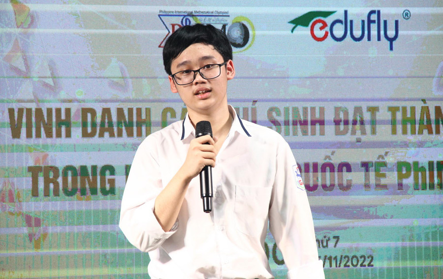 Phạm Nhật Lâm – học sinh lớp 9A2, Trường THCS Giảng Võ chia sẻ tại lễ vinh danh. Phạm Nhật Lâm – học sinh lớp 9A2, Trường THCS Giảng Võ chia sẻ tại lễ vinh danh.