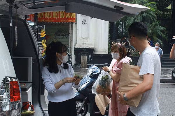 Nhiều người dân có mặt mua nông sản ủng hộ ông Đoàn Ngọc Hải.