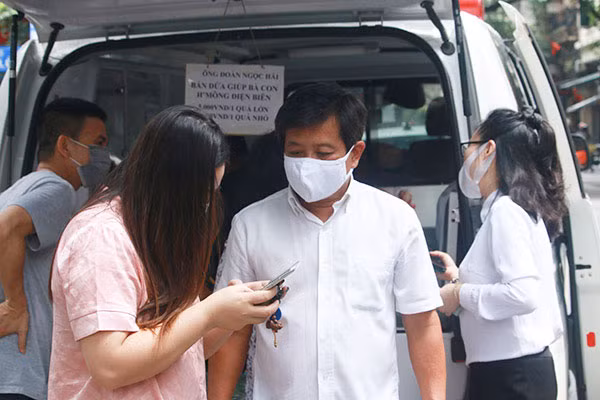 Ông Đoàn Ngọc Hải bán nông sản gây quỹ ủng hộ cho người nghèo tại khu vực trước khách sạn 33-35 Hàng Dầu trong ngày 11/6.