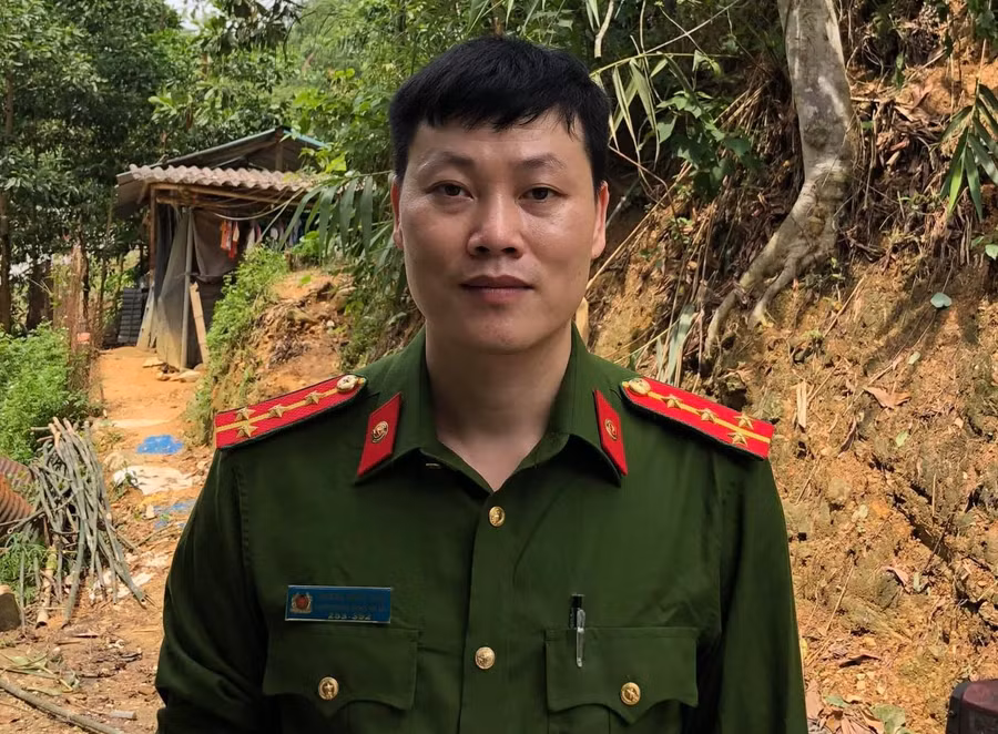 Đại uý Hoàng Ngọc Hào, Phó trưởng Công an xã Kiến Thiết.