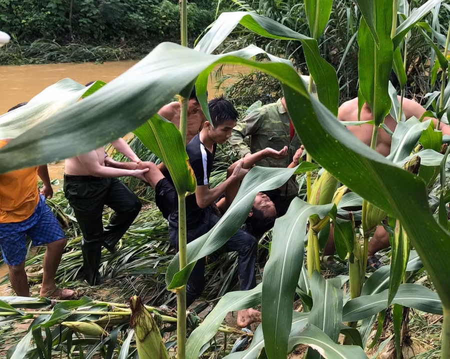 Đại uý Hoàng Ngọc Hào cùng người dân đưa nạn nhân gặp nạn lên bờ.