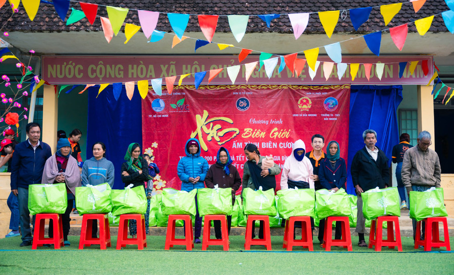 Đoàn từ thiện trao quà Tết cho người dân.