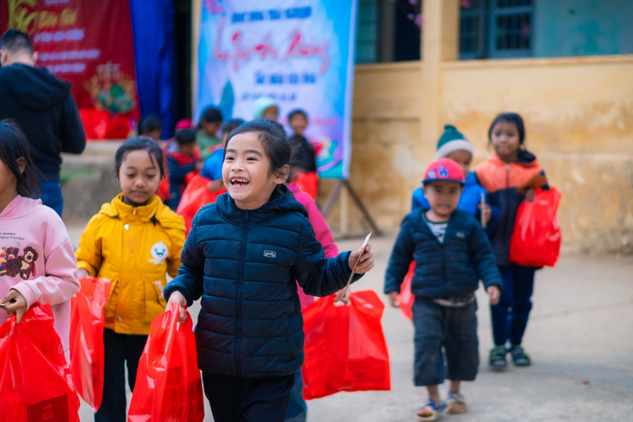 Học sinh vùng biên phấn khởi khi nhận những phần quà Tết.