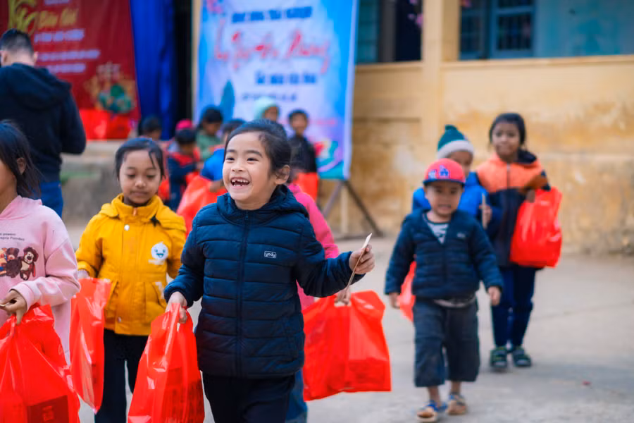 Học sinh vùng biên phấn khởi khi nhận những phần quà Tết.
