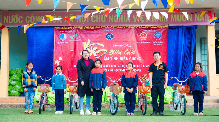 5 xe đạp được trao cho học sinh Trường Tiểu học - THCS xã Đăk Nhoong.