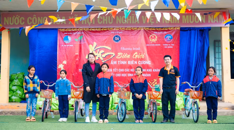 5 xe đạp được trao cho học sinh Trường Tiểu học - THCS xã Đăk Nhoong.