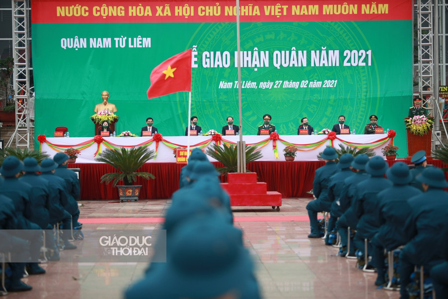 Cũng trong sáng nay, 30 quận, huyện, thị xã trên địa bàn thành phố Hà Nội đồng loạt tổ chức lễ giao, nhận công dân nhập ngũ năm 2021. Thành phố Hà Nội được giao tuyển chọn và gọi hơn 4.000 thanh niên nhập ngũ, thực hiện nghĩa vụ quân sự và công an.