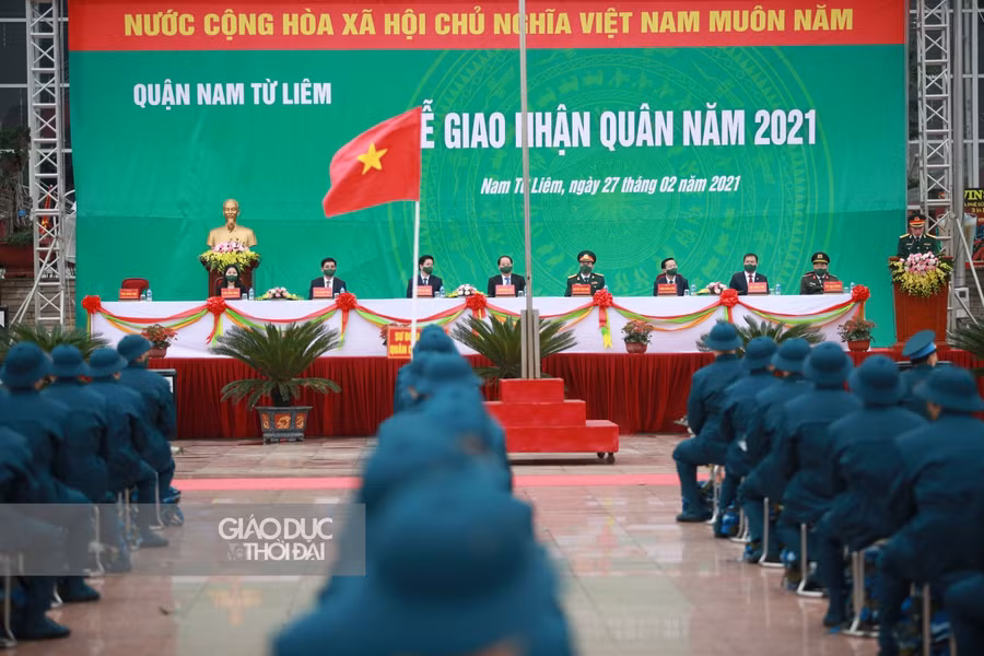 Cũng trong sáng nay, 30 quận, huyện, thị xã trên địa bàn thành phố Hà Nội đồng loạt tổ chức lễ giao, nhận công dân nhập ngũ năm 2021. Thành phố Hà Nội được giao tuyển chọn và gọi hơn 4.000 thanh niên nhập ngũ, thực hiện nghĩa vụ quân sự và công an.