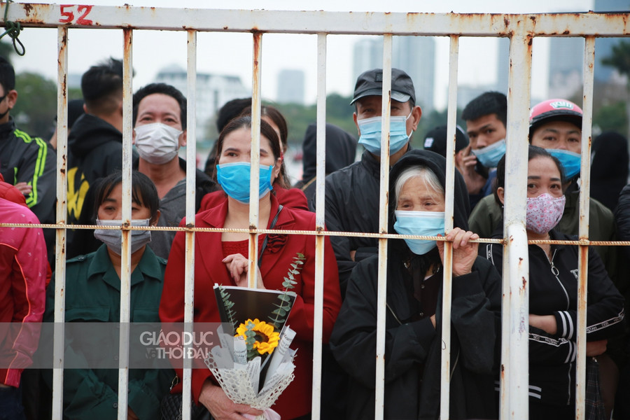 Giây phút người nhà chào tạm biệt tân binh lên đường làm nhiệm vụ.