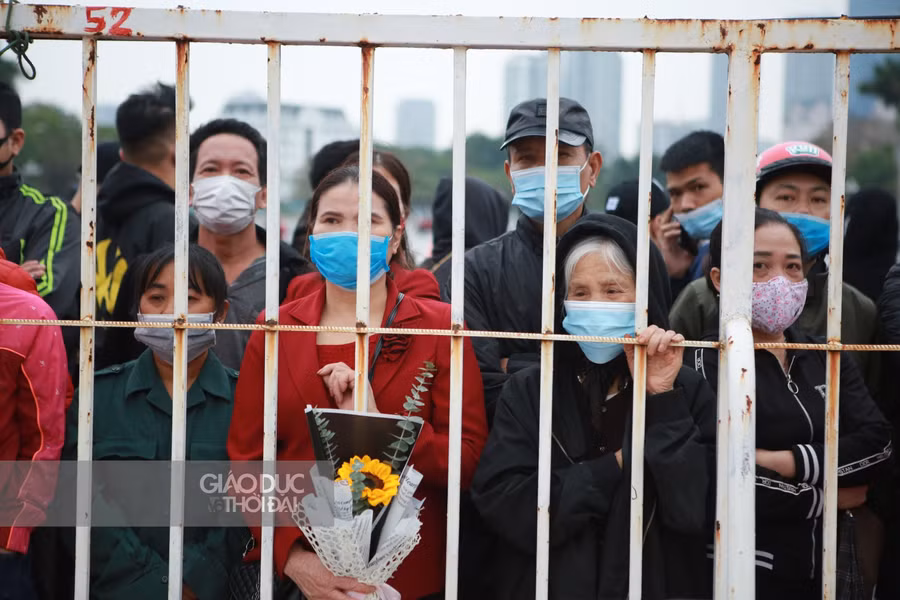 Giây phút người nhà chào tạm biệt tân binh lên đường làm nhiệm vụ.