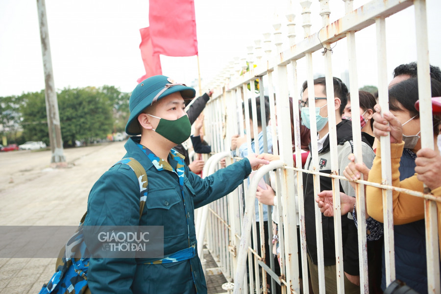 Giây phút bịn rịn lên đường nhập ngũ của những tân binh quận Nam Từ Liêm.