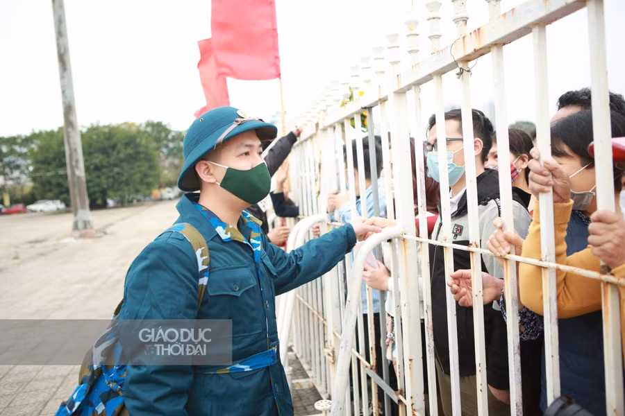 Giây phút bịn rịn lên đường nhập ngũ của những tân binh quận Nam Từ Liêm.