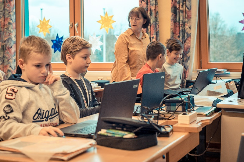 Tại EoA, các em học sinh được tiếp xúc với nền văn minh hiện đại của Áo và Châu Âu, được theo học môi trường tốt nhất để phát triển tư duy, kiến thức và nhân cách