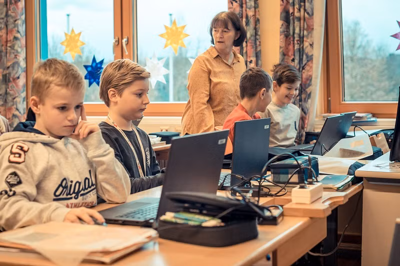 Tại EoA, các em học sinh được tiếp xúc với nền văn minh hiện đại của Áo và Châu Âu, được theo học môi trường tốt nhất để phát triển tư duy, kiến thức và nhân cách