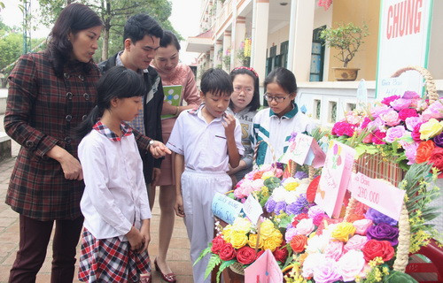 Cô Cao Thị Ngọc Hân (ngoài cùng bên trái) - đến thăm và kiểm tra tại Trường Tiểu học Hoàng Văn Thụ (TP Lào Cai)
