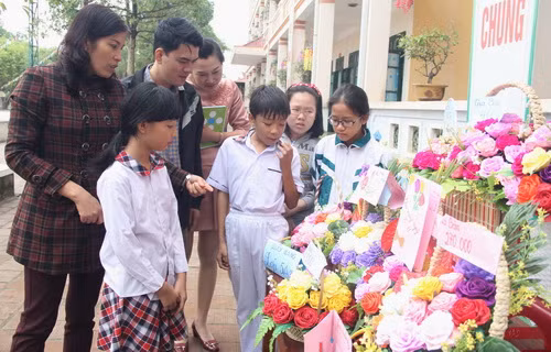 Cô Cao Thị Ngọc Hân (ngoài cùng bên trái) - đến thăm và kiểm tra tại Trường Tiểu học Hoàng Văn Thụ (TP Lào Cai)