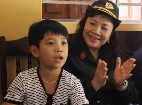 Thứ trưởng Nguyễn Thị Nghĩa trò chuyện thân mật với học sinh của Trường Tiểu học Song Tử Tây