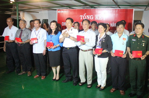 Thứ trưởng Nguyễn Thị Nghĩa (thứ 4 từ trái sang phải) và các đại biểu được nhận Kỷ niệm chương Vì sự nghiệp bảo vệ chủ quyền biển đảo