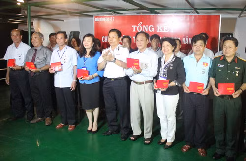 Thứ trưởng Nguyễn Thị Nghĩa (thứ 4 từ trái sang phải) và các đại biểu được nhận Kỷ niệm chương Vì sự nghiệp bảo vệ chủ quyền biển đảo