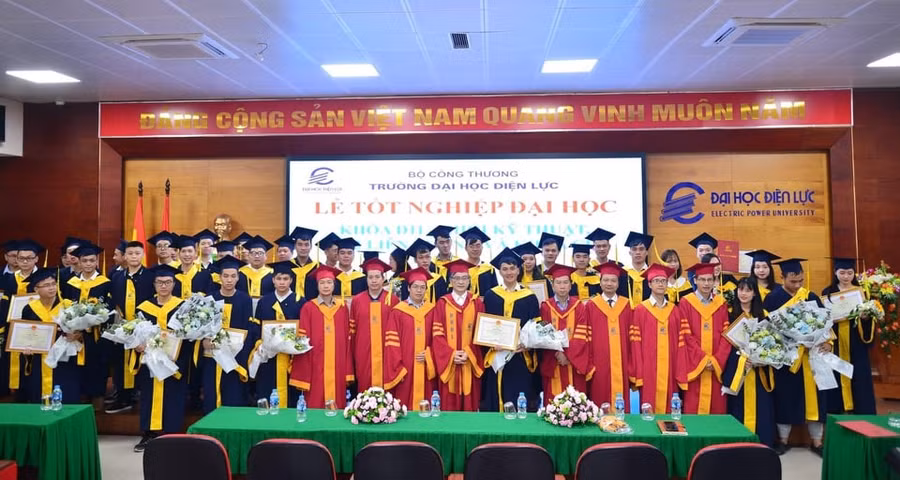 Thầy cô chụp ảnh lưu niệm cùng các tân kỹ sư