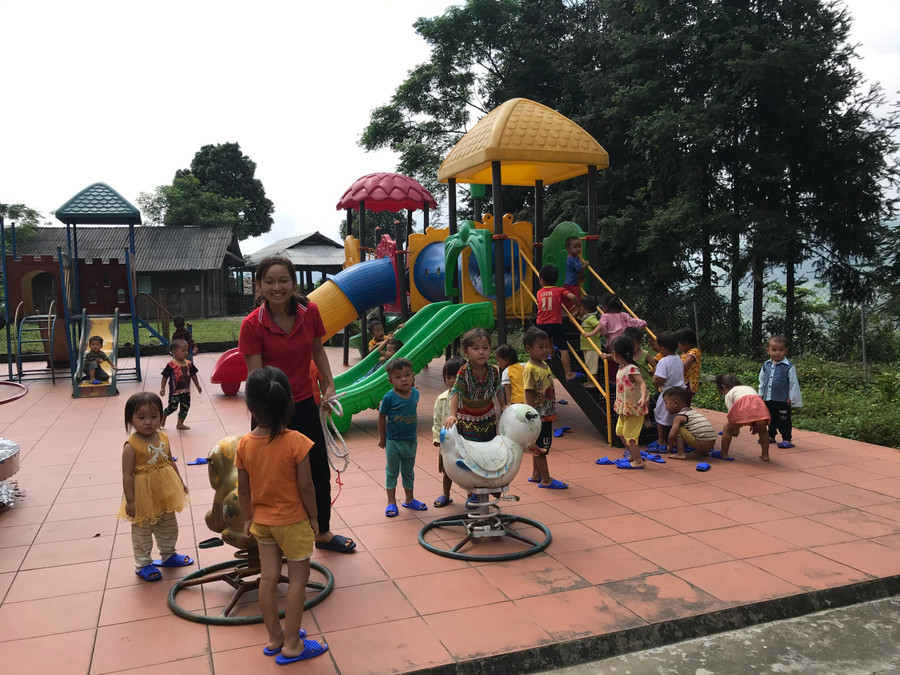 Giờ chơi của trẻ mầm non điểm trường vùng khó Nà Hắc, huyện Trấn Yên, tỉnh Yên Bái. Giờ chơi của trẻ mầm non điểm trường vùng khó Nà Hắc, huyện Trấn Yên, tỉnh Yên Bái.