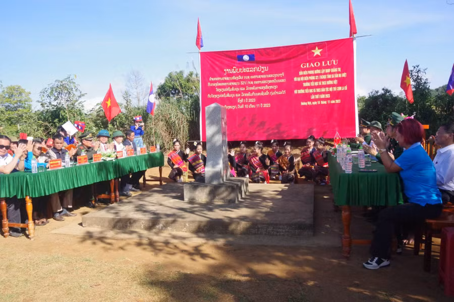 Đồn Biên phòng Hướng Lập (BĐBP Quảng Trị) phối hợp với Đại đội Biên phòng 321 (Bộ Chỉ huy quân sự tỉnh Savannakhet, Lào) tổ chức chương trình giao lưu tại cột mốc 591.