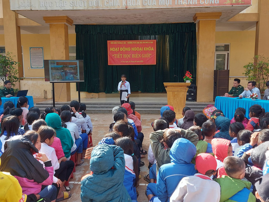 Con nuôi biên phòng Hồ Thị Nứt lên lớp giới thiệu tiết học biên giới. Con nuôi biên phòng Hồ Thị Nứt lên lớp giới thiệu tiết học biên giới.