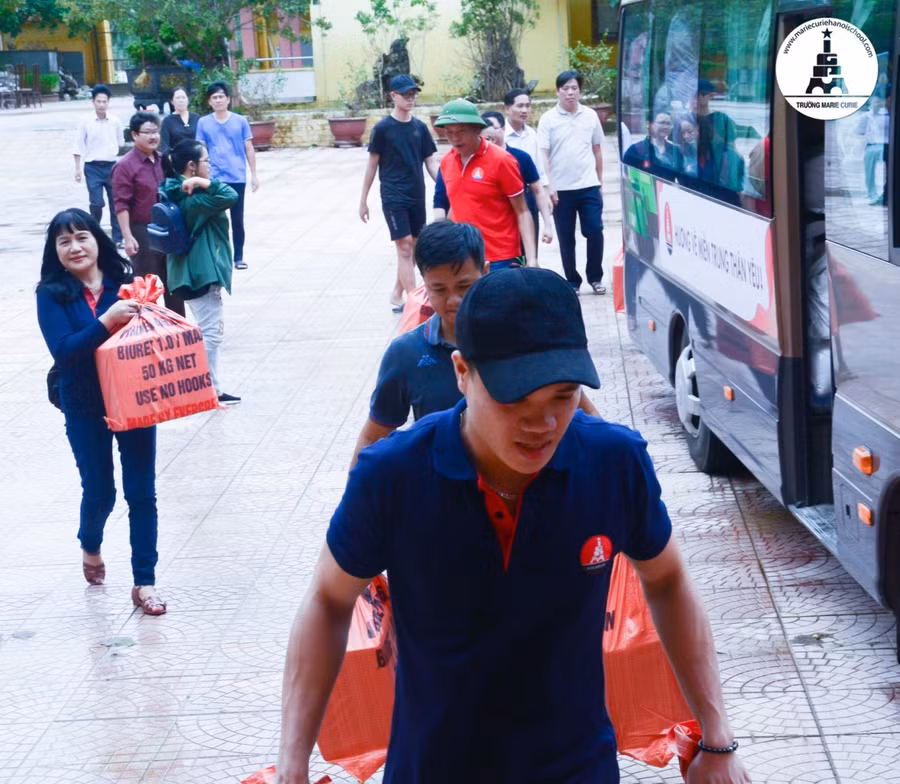 Trường Marie Curie hỗ trợ hơn 20 tấn hàng cho thầy - trò miền Trung ảnh 2